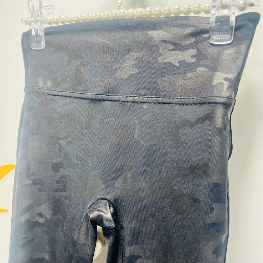 SPANX Faux Leather Matte Black Camo Leggings High Waist Size XS Like New - Picture 3 of 10